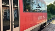 Ein Regionalzug der Deutschen Bahn. © NDR Foto: Jürn-Jakob Gericke