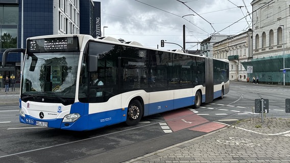 Ein Bus der Rostocker Straßenbahn AG (RSAG) fährt über die Steintor-Kreuzung (Themenbild) © NDR Foto: Axel Krummenauer