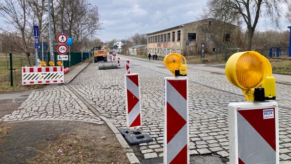 Baustellenabsperrungen stehen auf der Neubrandenburger Straße in Rostock. © NDR Foto: Carolin Beyer