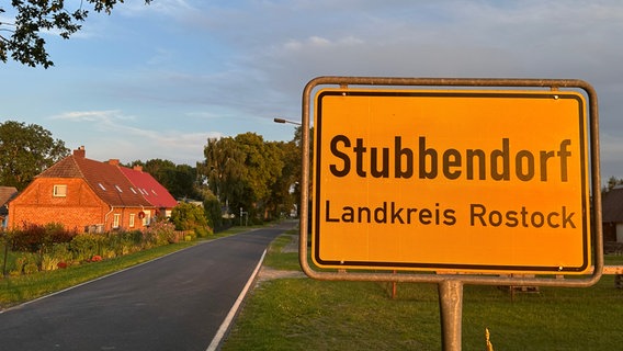 Das Ortsschild Stubbendorf im Landkreis Rostock. © NDR Foto: Axel Krummenauer