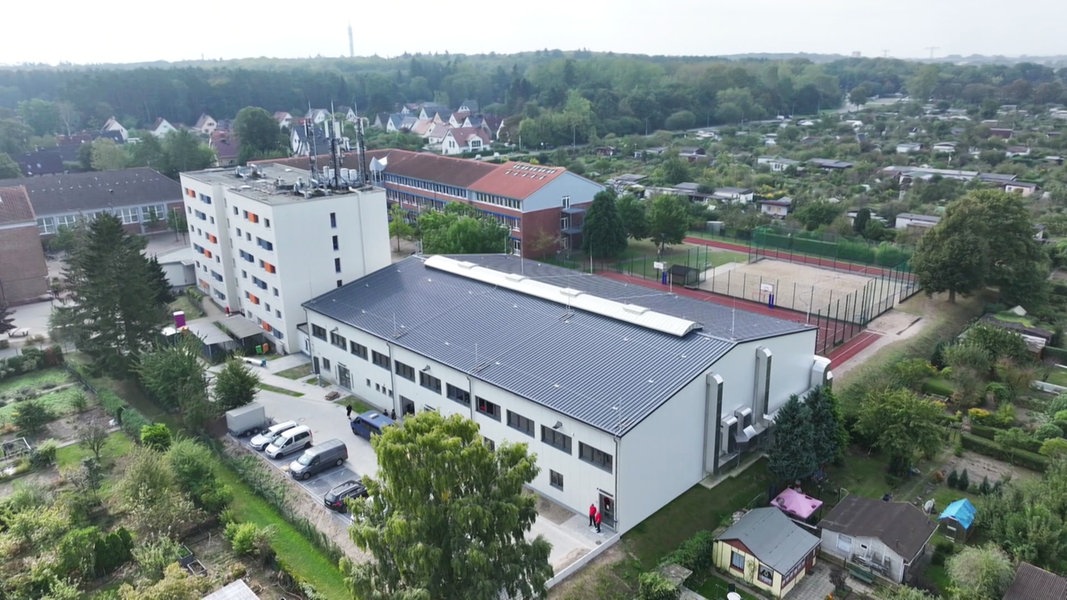 Rostocker Gymnasium mit Super-Sporthalle