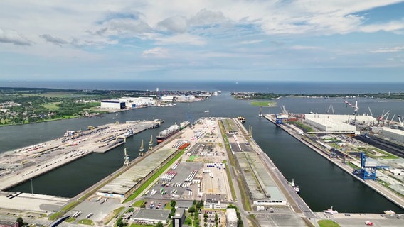 Luftaufnahme des Überseehafens Rostock. © Screenshot 