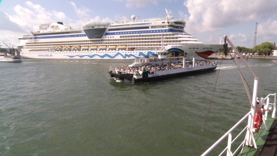 Die Fähre zwischen Hohe Düne und Warnemünde fährt über die Warnow. © Screenshot Foto: NDR