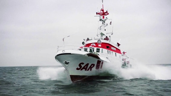 Der Seenotrettungskreuzer "Arkona" von der Station Warnemünde im Einsatz. © Screenshot Foto: NDR