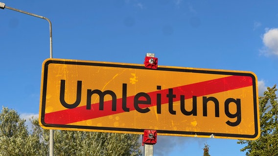 Ein Schild hat das Wort "Umleitung" durchgestrichen. © NDR Foto: Jürn-Jakob Gericke