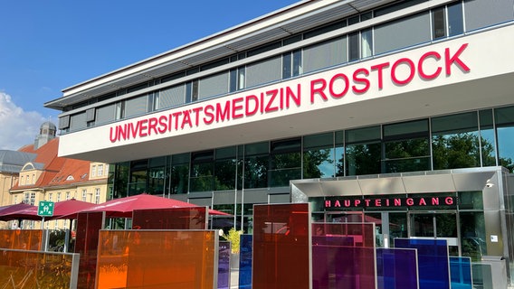 Der Haupteingang zur Rostocker Uniklinik © NDR Foto: Jürn-Jakob Gericke