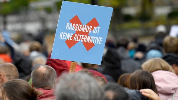 Eine Demonstration gegen eine AfD-Versammlung zieht am 22.09.2018 durch Rostock. © dpa Foto: Ralf Hirschberger