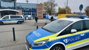 Polizei steht vor dem Rostocker Hauptbahnhof. © Stefan Tretropp Foto: Stefan Tretropp