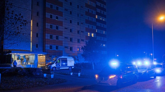 Polizeifahrzeuge und ein Rettungswagen stehen vor einem Hochhaus. © Stefan Tretropp 