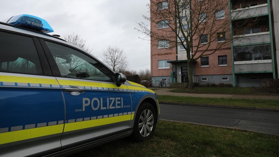 Ein Polizeiauto steht vor einem Wohnblock in Rostock © Stefan Tretropp Foto: Stefan Tretropp