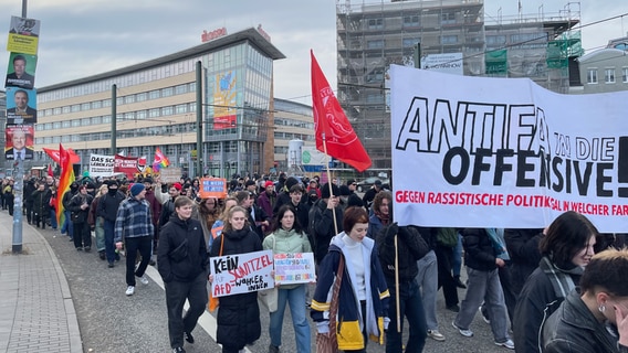 Demonstranten auf den Straßen der Rostocker Innenstadt © NDR Foto: Maya Rollberg