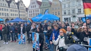 Demonstranten auf den Straßen der Rostocker Innenstadt © NDR Foto: Maya Rollberg