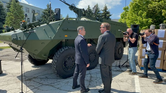 Verteidigungsminister Boris Pistorius (SPD) während eines Besuchs in der Republik Moldau am 31. Mai 2024 vor einem Panzerfahrzeug Piranha © picture alliance/dpa Foto: Jörg Blank