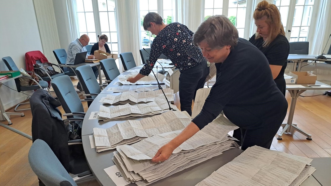Blick in ein Wahllokal in Sassnitz am 9. Juni 2024