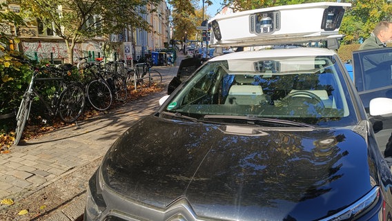 Ein sogenanntes Scan-Car ist in den nächsten Wochen in der Rostocker Kröpeliner-Tor-Vorstadt unterwegs, um Daten zur Parkplatzsituation zu sammeln. © NDR Foto: Vanessa Kiaulehn