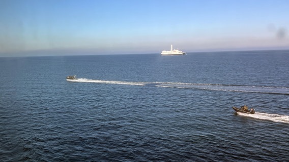 Im Rahmen einer Übung wird die zwischen Rostock und Gedser verkehrende Scandlines-Fähre "Berlin" von Spezialkräften geentert. © Jürn-Jakob Gericke Foto: Jürn-Jakob Gericke