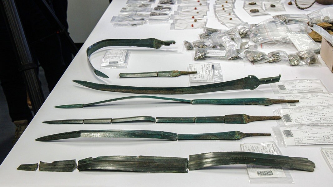 Mecklenburg-Vorpommern, Schwerin: Sieben zum Teil kostbar verzierte Bronze-Schwerter aus vorchristlicher Zeit gehören zu den neuesten archäologischen Funden aus Mecklenburg-Vorpommern.