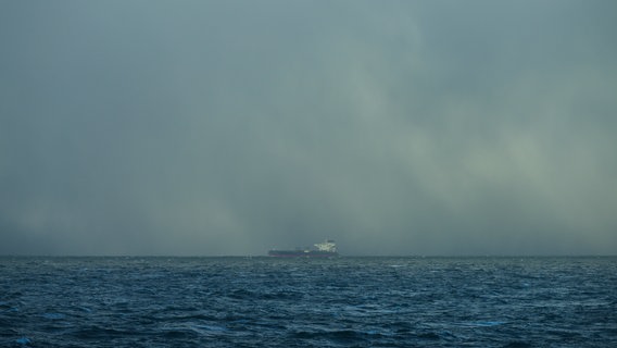 Nordsee bei nebligem Wetter mit Schiff im Hintergrund. © picture alliance / Westend61 | Mischa Keijser Foto: picture alliance / Westend61 | Mischa Keijser