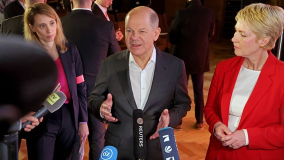 Bundeskanzler Olaf Scholz während eines Wahlkampfauftritts in Schwerin am 10. Februar 2025. © dpa Bildfunk Foto: Bernd Wüstneck