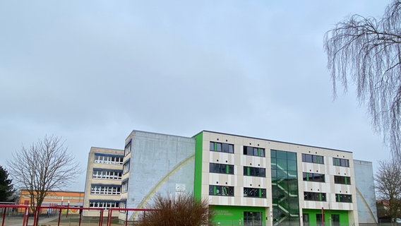 Die Regionale Schule "Robert Koch" in Grimmen nach einem Feuerwehreinsatz durch einen ausgelösten Feuerlöscher © NDR Foto: Lars Kohstall