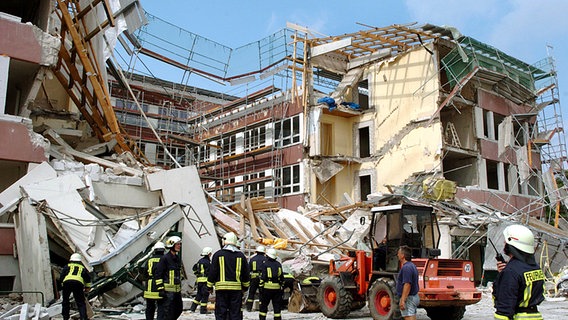 Ein teilweise eingestürztes Schulgebäude in Goldberg am 13. August 2004 © picture-alliance Foto: Bernd Wüstneck