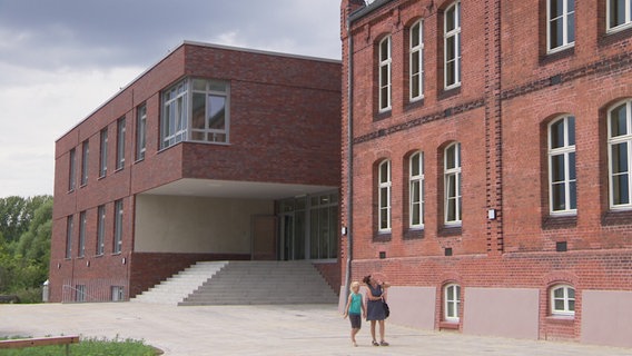 Das Bild zeigt die Fritz-Reuter-Schule in Wismar im Juli 2021. © NDR Foto: Screenshot