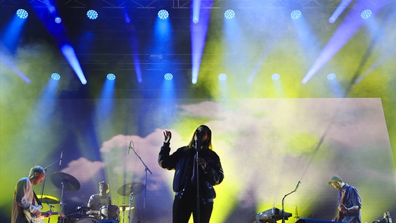 Die Band "Juli" spielt auf der großen Bühne auf dem Alten Garten vor dem Schweriner Schloss. © dpa Foto: Jens Büttner