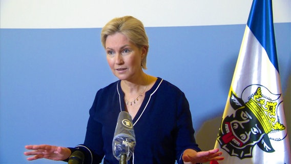 Die Ministerpräsidentin von Mecklenburg-Vorpommern, Manuela Schwesig (SPD), bei einer Pressekonferenz in Schwerin. © NDR Foto: NDR