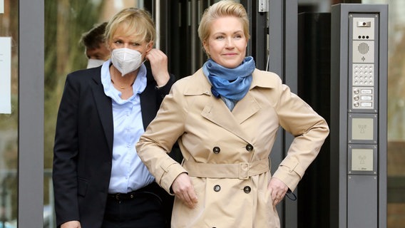 Simone Oldenburg (Linke) (l), stellvertretende Ministerpräsidentin, und Manuela Schwesig (SPD), Ministerpräsidentin von Mecklenburg-Vorpommern, gehen nach einer Klausurtagung der Landesregierung zu einem Pressetermin. © Bernd Wüstneck/dpa-Zentralbild/dpa Foto: Bernd Wüstneck/dpa-Zentralbild/dpa