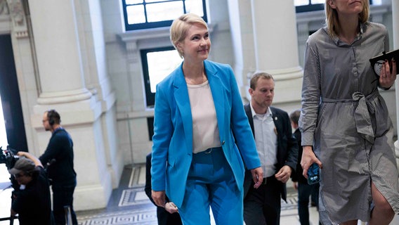 Manuela Schwesig (SPD), Bundesratspräsidentin und Ministerpräsidentin von Mecklenburg-Vorpommern, kommt zur Sitzung des Bundesrats. © picture alliance/dpa Foto: Carsten Koall