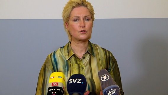 Ministerpräsidentin Manuela Schwesig spricht bei der Pressekonferenz nach dem Bund-Länder-Gipfel. 