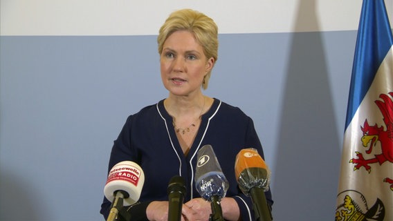 Die Ministerpräsidentin von Mecklenburg-Vorpommern, Manuela Schwesig (SPD), bei einer Pressekonferenz in Schwerin.  