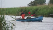 Sebastian Kopp fährt mit seinem Fischerboot raus. © NDR 