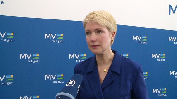 Ministerpräsidentin Manuela Schwesig (SPD) im Interview mit dem NDR MV zu Sondervermögen und Schuldenbremse. © Screenshot 