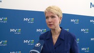 Ministerpräsidentin Manuela Schwesig (SPD) im Interview mit dem NDR MV zu Sondervermögen und Schuldenbremse. © Screenshot 