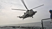 Ein Helikopter Westland Mk41 Sea King der deutschen Marine bei der Anlandung auf das Flugdeck der Fregatte "Brandenburg". © IMAGO / Björn Trotzki Foto: IMAGO / Björn Trotzki