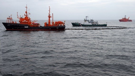 Zwei Ölbekämpfungsschiff schleppen eine Ölsperre. © dpa-Bildfunk Foto: Stefan Sauer