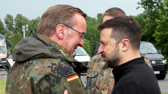 Boris Pistorius (SPD, l), Bundesverteidigungsminister, und Wolodymyr Selenskyj, Präsident der Ukraine, begrüßen sich bei ihrem Besuch auf einem Truppenübungsplatz in Mecklenburg-Vorpommern. © dpa-Bildfunk Foto: Jens Büttner