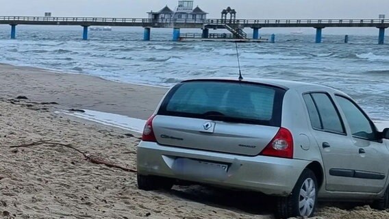 Ein Auto am Strand von Sellin © Freiwillige Feuerwehr Sellin 