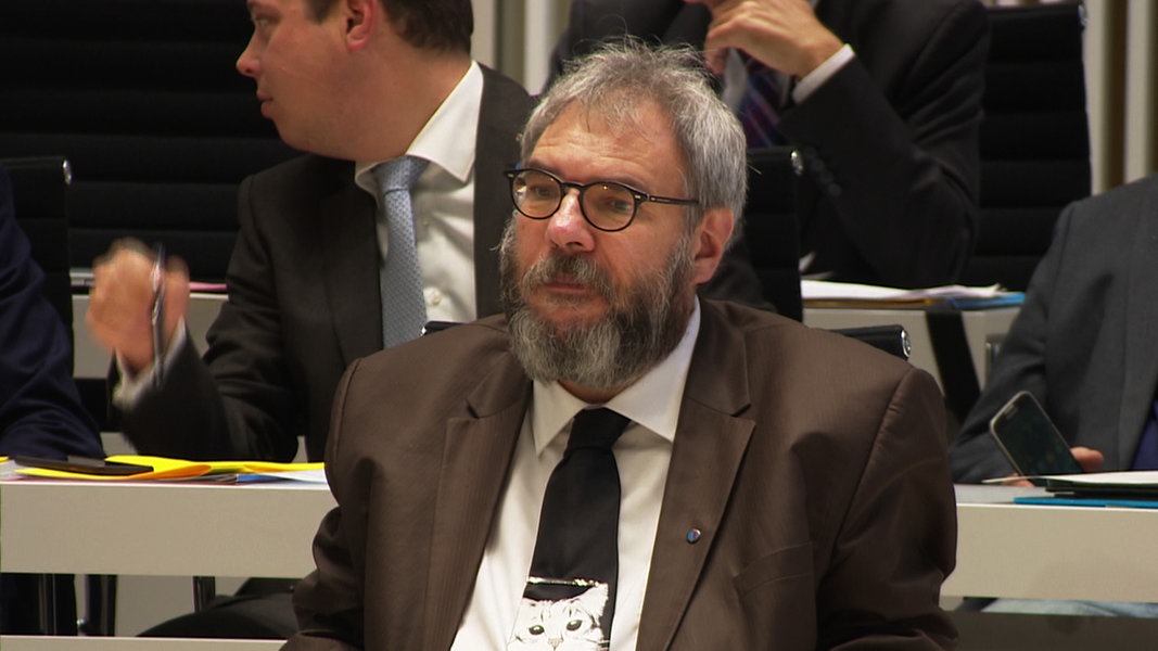 Der AfD-Landtagsabgeordnete Ralph Weber sitzt im Plenarsaal des Schweriner Landtags.