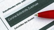 Ein Stift liegt auf einem Antrag für den Corona-Soforthilfe-Zuschuss. © dpa-Bildfunk Foto: Robert Michael