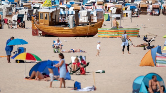 Menschen am Strand in Ahlbeck. © dpa-Bildfunk 