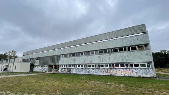 Die marode Sporthalle in der Kopenhagener Straße in Rostock wird saniert. © KOE Rostock 