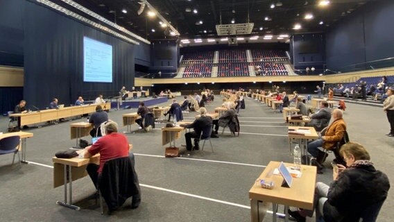 Zum ersten Mal ist die Rostocker Bürgerschaft in der Stadthalle zusammengekommen. © NDR Foto: Jürn-Jakob Gericke