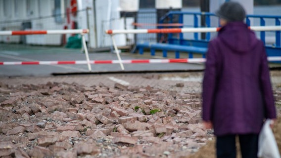 Die Straße zur Fähre im Hafen von Stahlbrode ist nach der Sturmflut beschädigt. © picture alliance/dpa | Stefan Sauer 