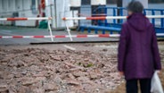 Die Straße zur Fähre im Hafen von Stahlbrode ist nach der Sturmflut beschädigt. © picture alliance/dpa | Stefan Sauer 