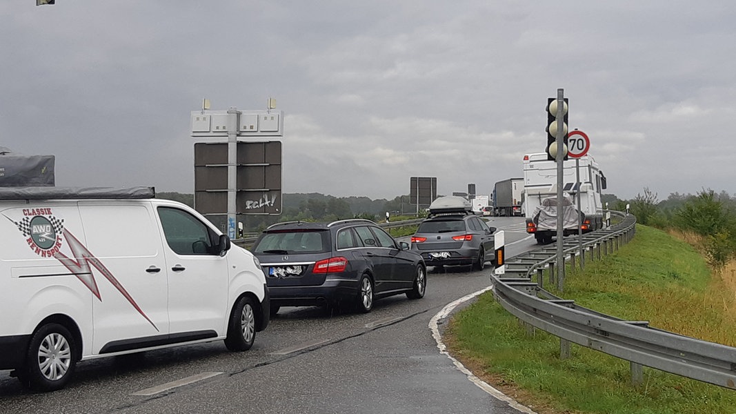 Rügenbrücke: Langer Stau Zum Ende Der Wartungsarbeiten | NDR.de ...