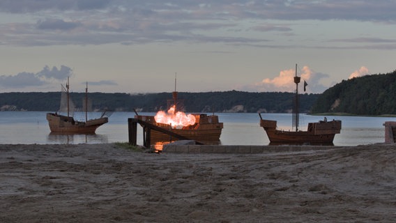 Die Piraten aber sind gewarnt worden und können die Koggen der Hanse versenken. © Birgit Vitense Foto: Birgit Vitense