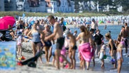 Badegäste am Strand in Warnemünde. © dpa-Bildfunk Foto: Jens Büttner