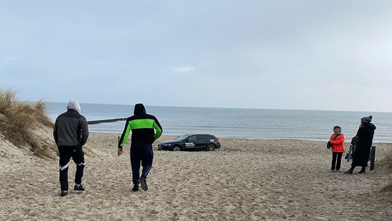 Ein Auto hat sich am Sandstrand festgefahren. © Steve Grübsch Foto: Steve Grübsch